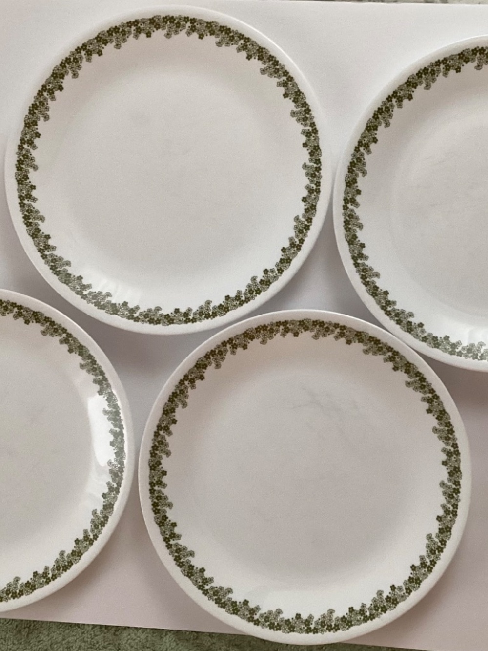 Set of 4 Vintage Corelle Spring Blossom Green Crazy Daisy 10.25” Dinner Plates - Picture 2 of 7